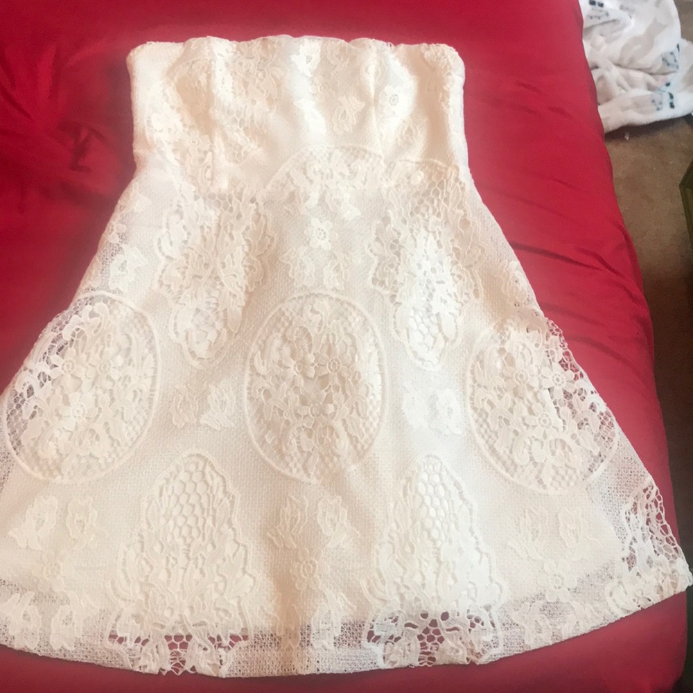 Women’s strapless white dress